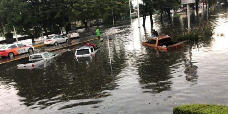 Inundaciones en avenidas y autos varados en Guadalajara (videos)