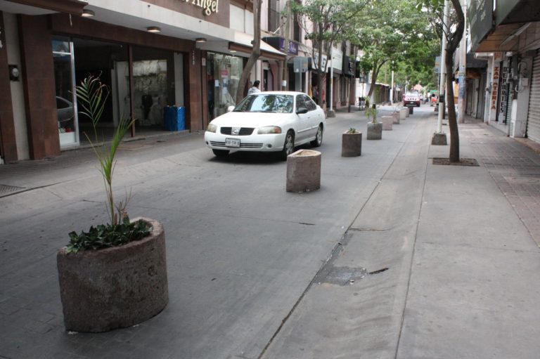 Acota Culiacán con macetas calles para peatones