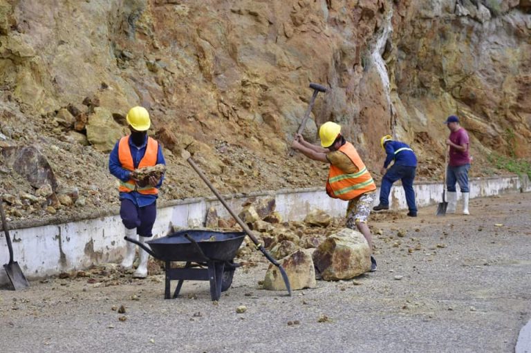 Reducen un carril el paseo Olas Altas por deslaves