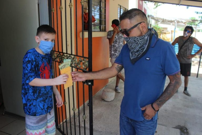 Presume Mazatlán a ‘El Mijis’ en entrega de becas