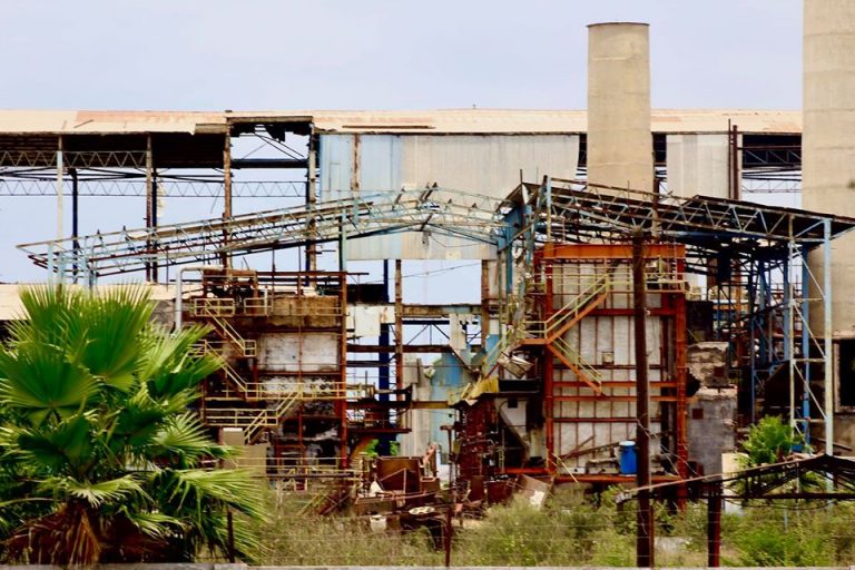 Van exobreros del ingenio en Navolato por destituir a dirigente