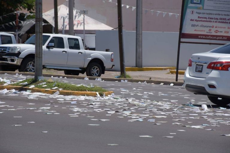 Cae conductor que tiró cientos de papeles en bulevar