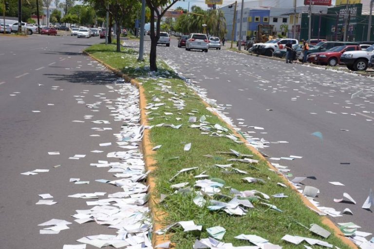 Son cerca de 1 kilómetro de papeles dispersos