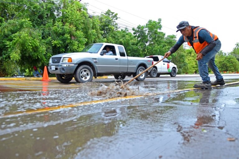 Se encharcan en Culiacán pasos peatonales ‘seguros’