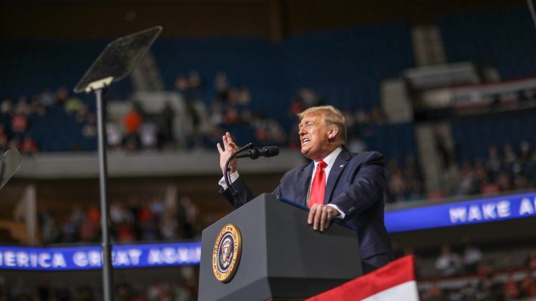 EU no está inundado de COVID-19 gracias al muro: Trump