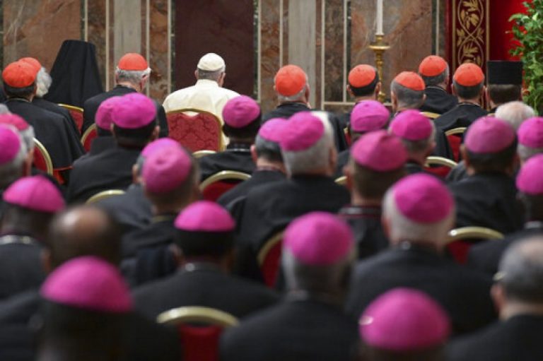 Pide Vaticano a obispos reportar abusos a policía