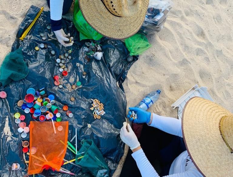 Cigarros, tapas y popotes, levanta Mazatlán 869 kilos de basura