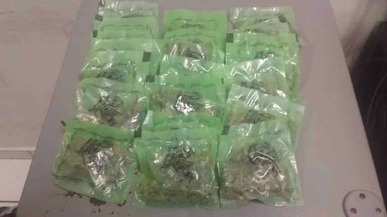 Intentó huir; le hallan presunta mariguana, cocaína y cristal