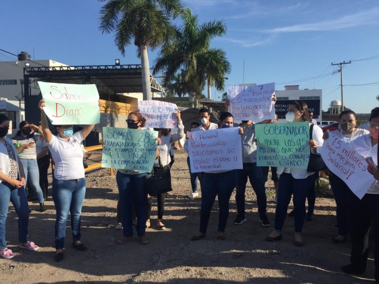 Protestan afuera de penales por aumento al salario