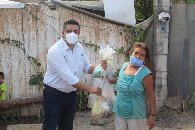 En ausencia del alcalde de Navolato, posa una nueva figura