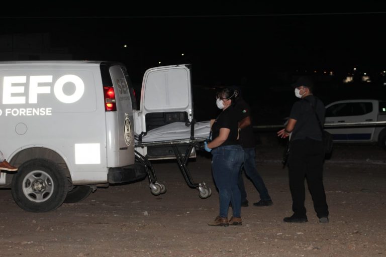 Estaba esposado y con impactos de bala