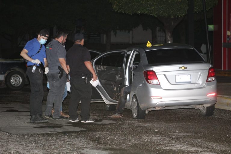 Ejecutan a joven en auto; había otro herido