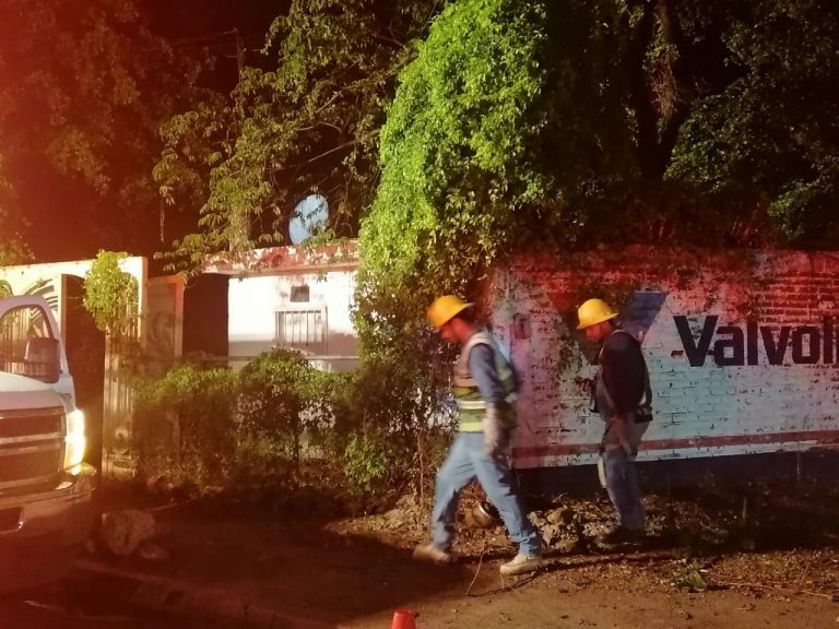 Muere mujer electrocutada en tendedero de su casa en la Pemex