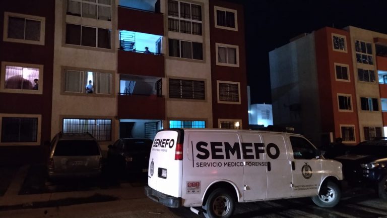 De tres balazos lo ejecutan en su departamento