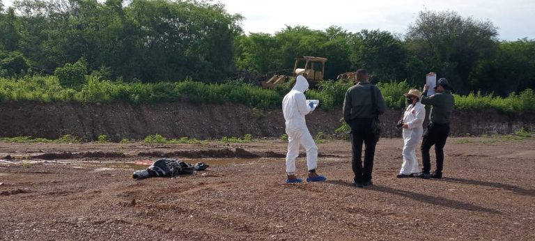 Envuelto en lona hallan cadáver en fraccionamiento Los Ángeles