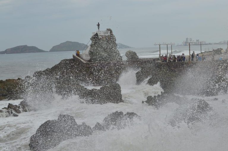 Decreta Mazatlán playas cerradas por huracán