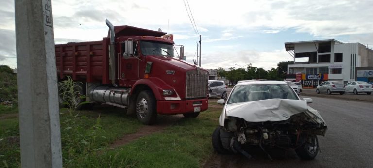 Invadió carril y hasta se impactó una góndola