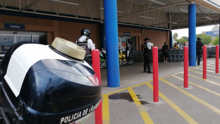 Balean a cajero de banco en supermercado