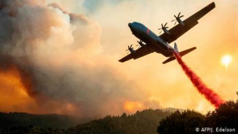 Despliegan aviones en California contra incendios