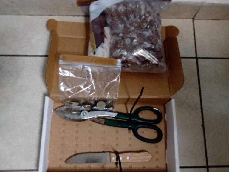 Roba un negocio; le decomisan dulces y frascos de miel