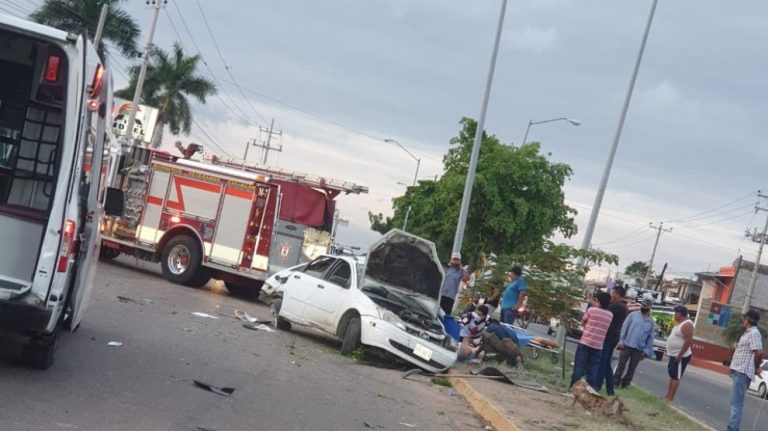 Invade carril y se impacta contra una pipa con gas