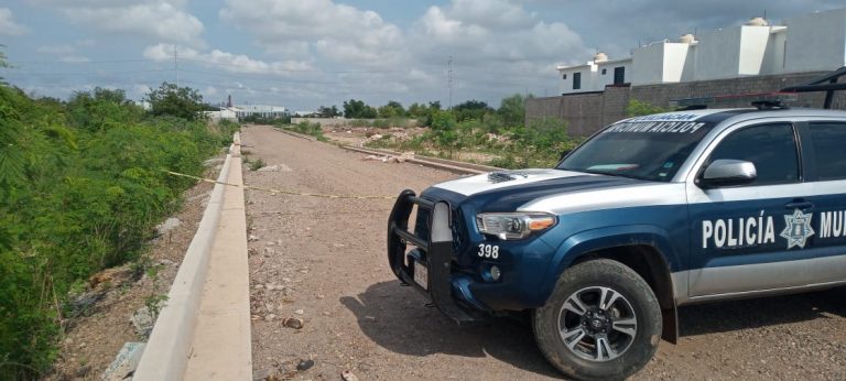 Estaba envuelto en hule y con mensaje en el pecho