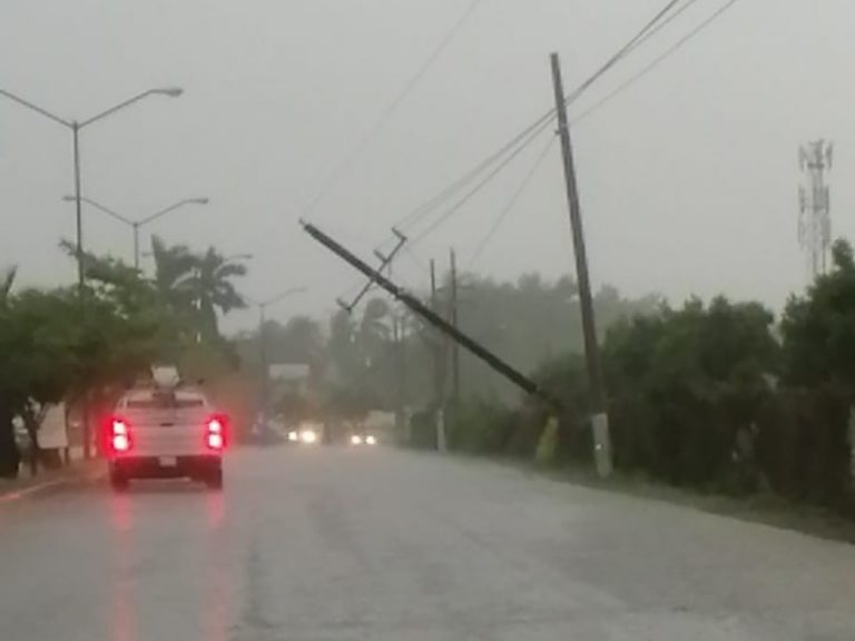 Derriban lluvias poste en Bellavista, Culiacán