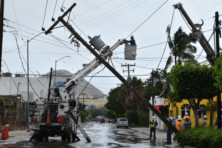 Restablecida al 94% electricidad en BCS tras huracán
