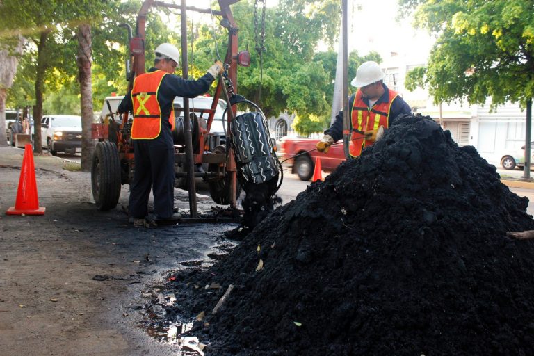 Aceites, plásticos, guantes y toallas, entre las alcantarillas de Culiacán