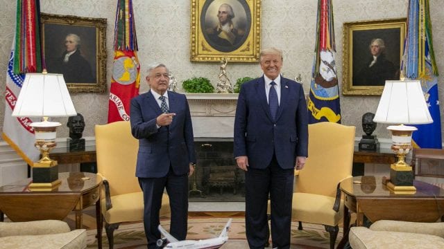 Premio Nobel pide a AMLO y Trump usar cubrebocas