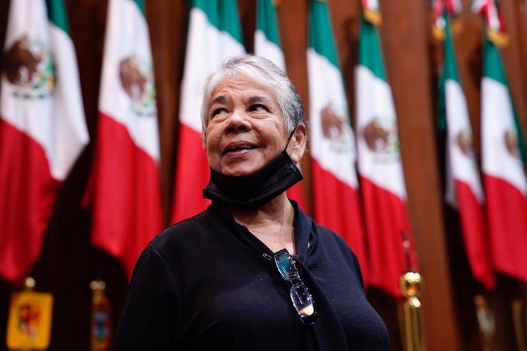 Cumple Martha Arredondo 58 años al servicio del Congreso