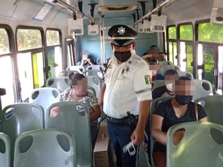 Se suben policías a urbanos por revisión de cubreboca