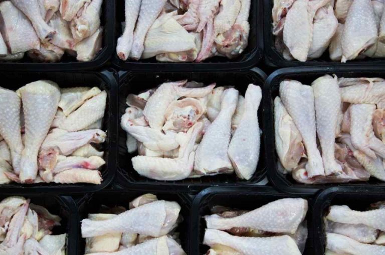 China detecta COVID-19 en alitas de pollo