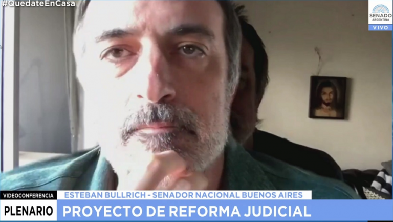 Le ceden la palabra, Senador usaba imagen de cartón en reunión virtual