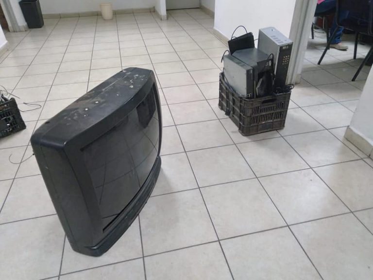 Salían de una escuela; llevaban una TV y otros artículos