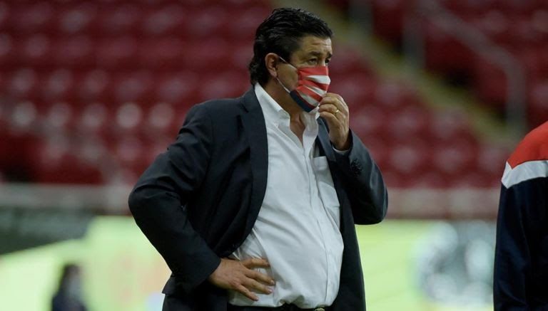 Tena dejó de ser entrenador de Chivas
