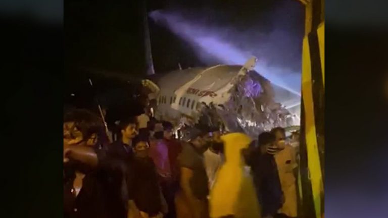 Con 191 personas avión se parte en dos al aterrizar en India