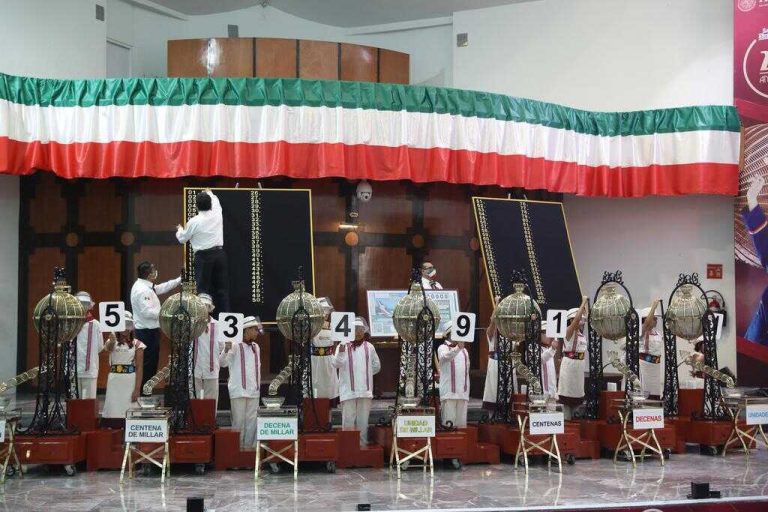 Gana rifa del avión presidencial kínder en Nuevo León