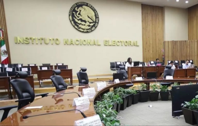 Vinculan a proceso a cuatro directivos del INE por licitación fraudulenta