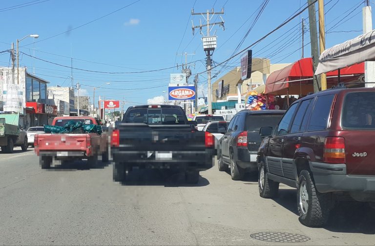 Se extienden dobles filas en Centro de Navolato
