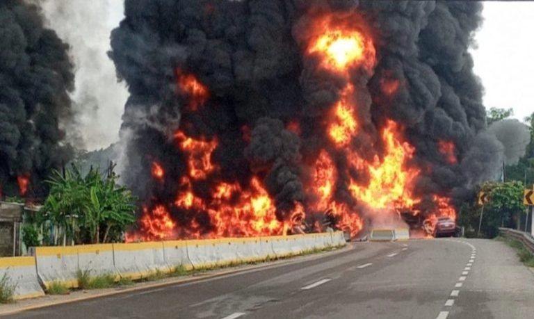Cuatro muertos por explosión de pipa en carretera de Tabasco