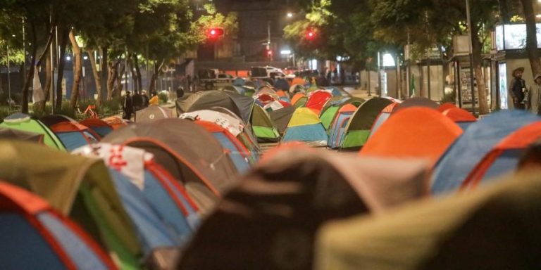 Frente AntiAMLO pasa segunda noche de plantón