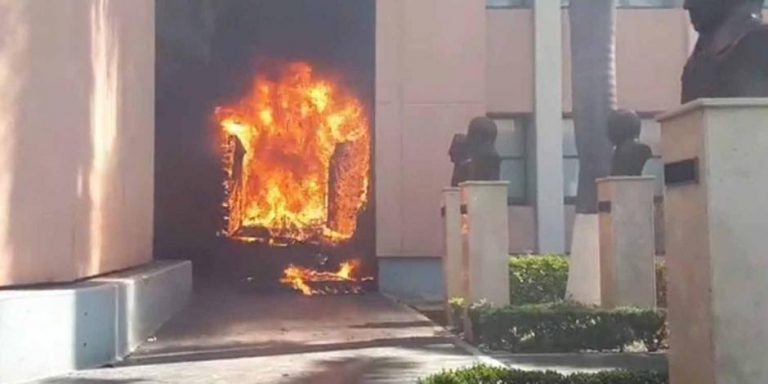 Normalistas queman vehículo y vandalizan Congreso de Guerrero