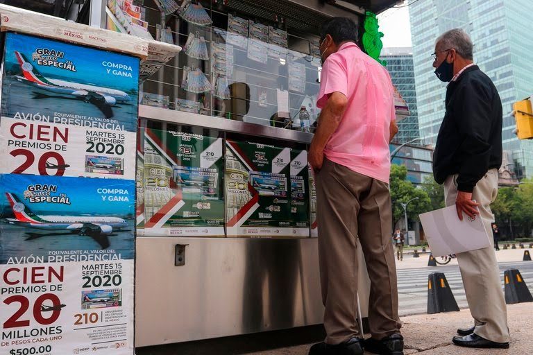 Realizan rifa del avión presidencial