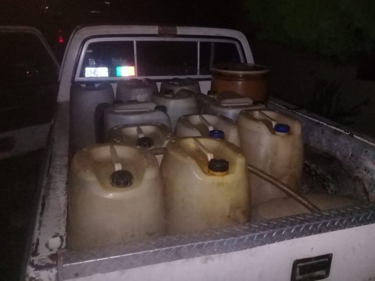 Decomisan camioneta con 600 litros de combustible