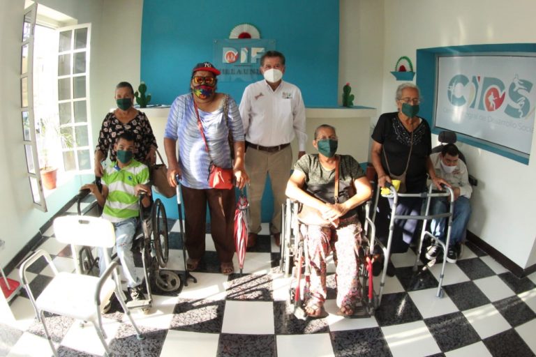 Son 100 familias de Villa Unión, les dan medicamento, sillas, bastones y ropa