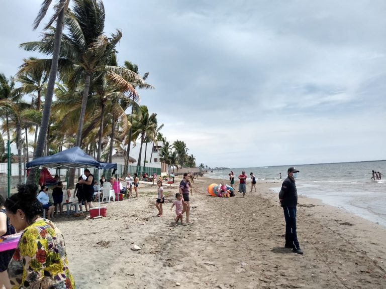 Desalojan a 350 de playas de Altata