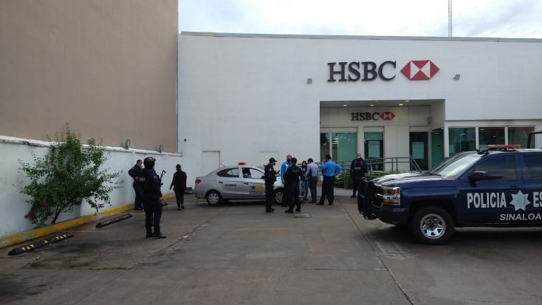 Balean a gerente de banco frente a la Fiscalía