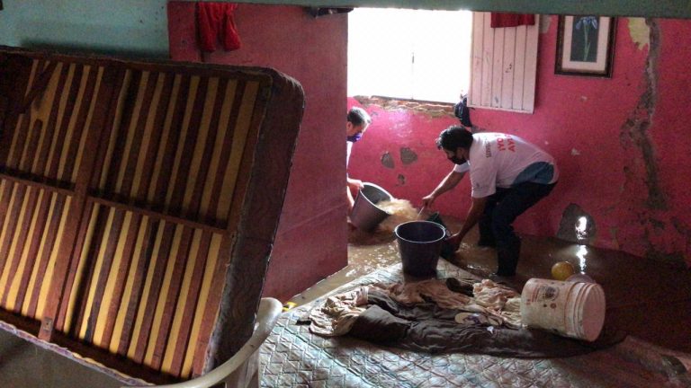 Alcanzan lluvias los 40 centímetros en casas de Urías