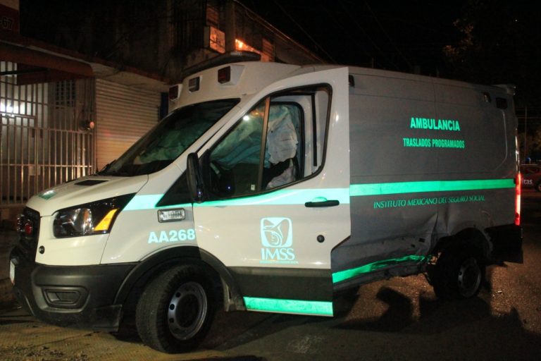 Vuelca ambulancia del IMSS Culiacán tras choque